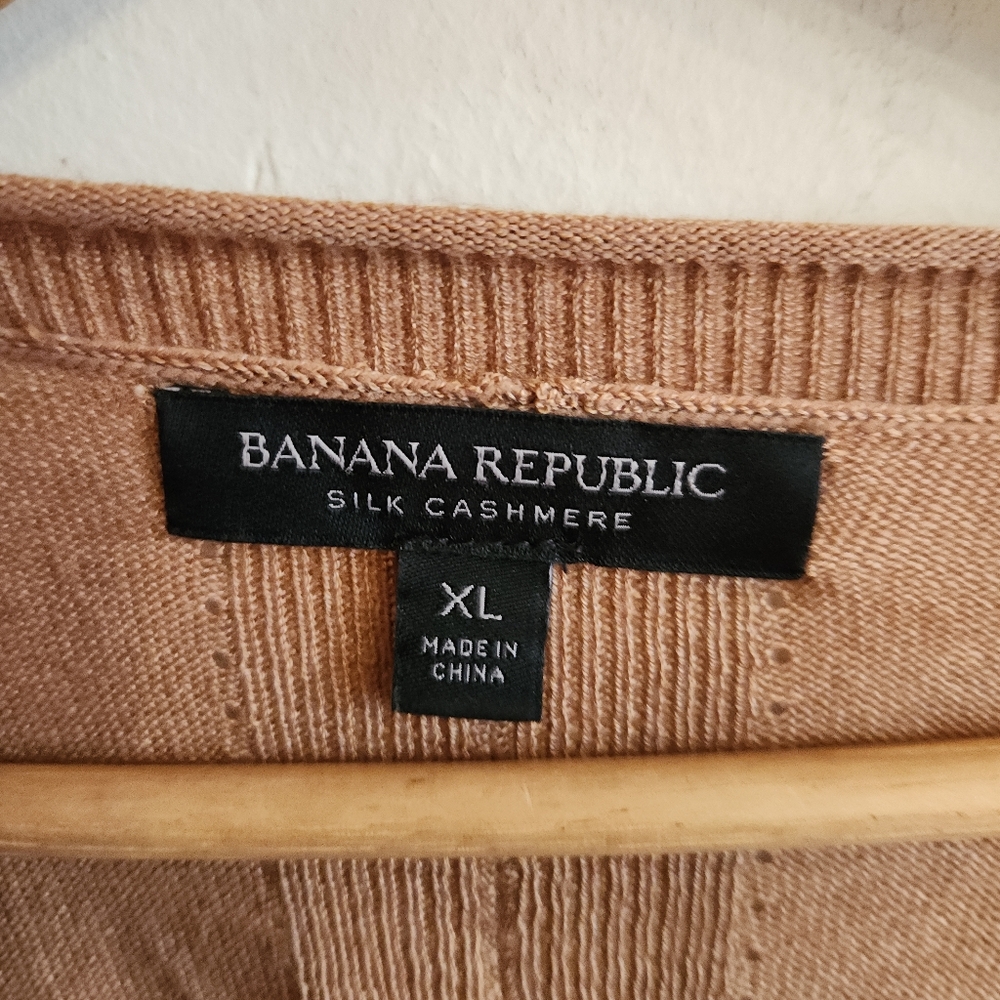Banana Republic Lightweight V-Neck Long Sleeve Sweater Camel Tan Cashmere Silk - Picture 2 of 9